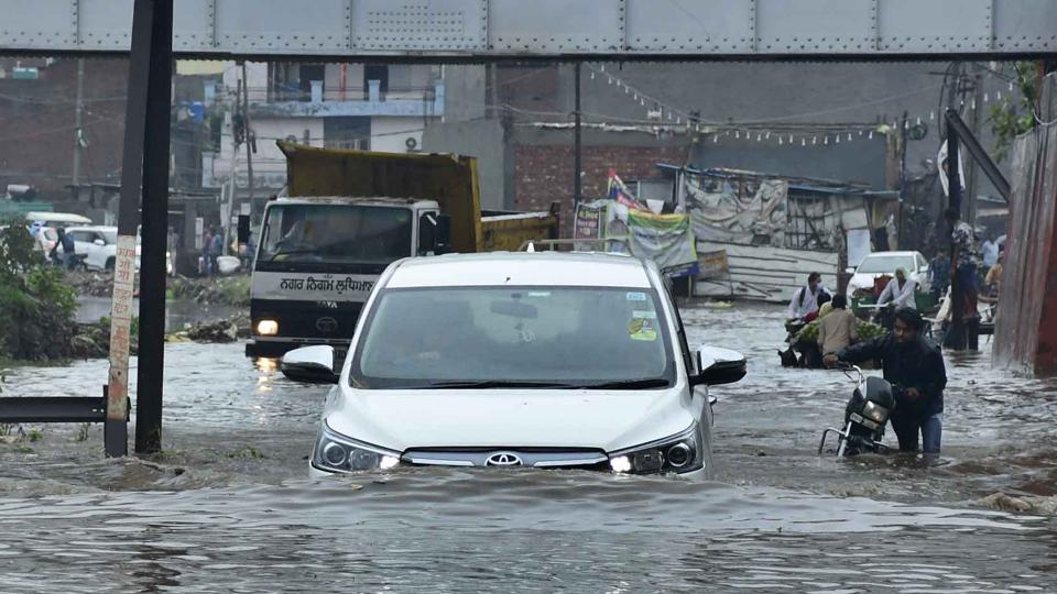 An SUV partially submerged in rainwater in New Kundanpuri. (Gurpreet Singh/Hindustan Times) An SUV partially submerged in rainwater in New Kundanpuri. (Gurpreet Singh/Hindustan Times)