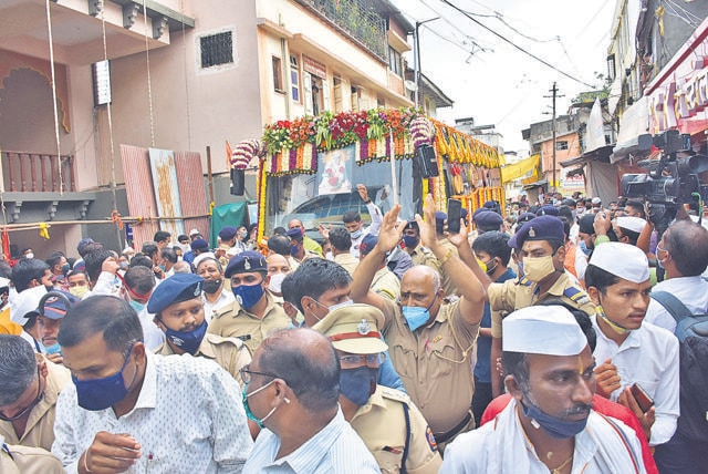 The palkhi leaves Alandi on Monday morning by bus, with 40 warkaris on board. (HT)