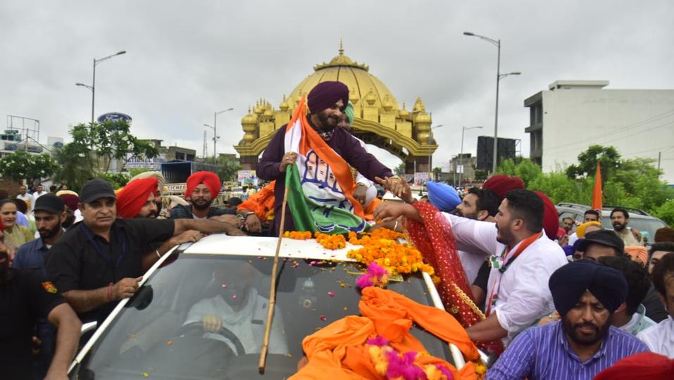 People greeting Navjot Singh Sidhu at Golden Gate in Amritsar on Tuesday. (Sameer Sehgal/HT) People greeting Navjot Singh Sidhu at Golden Gate in Amritsar on Tuesday. (Sameer Sehgal/HT)