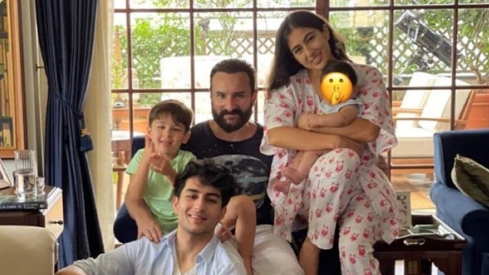 Saif Ali Khan poses with all his four kids, Sara, Ibrahim, Taimur and Jeh,  for first time in Eid special pic | Bollywood - Hindustan Times