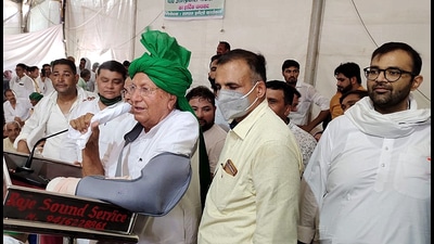 INLD leader Om Prakash Chautala addressing farmers in Bahadurgarh. (HT Photo)