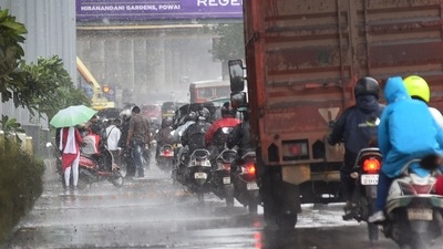 Vehicles drive amid heavy rain at Goregaon, in Mumbai, on Tuesday. (Vijay Bate/HT Photo)