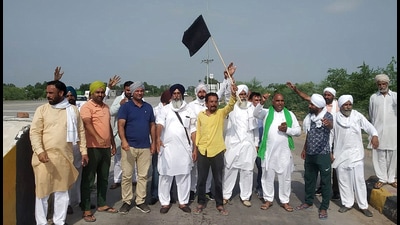 Farmer protesting on Delhi-Dabwali national highway in Sirsa on Wednesday. (Manoj Dhaka/HT)