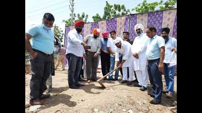 Mayor Amarjit Singh Sidhu performing the groundbreaking ceremony for the building in Mohali on Wednesday. (HT Photo)