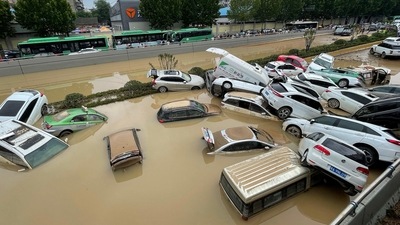Cars sit in floodwaters after heavy rains hit the city of Zhengzhou in China's central Henan province on July 21, 2021. (Photo by STR / AFP) / China OUT (AFP) Cars sit in floodwaters after heavy rains hit the city of Zhengzhou in China's central Henan province on July 21, 2021. (Photo by STR / AFP) / China OUT (AFP)