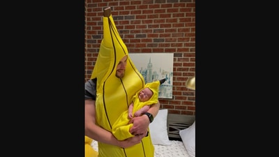 The image shows the dad and his kid in matching banana costumes. (Twitter/@anna_gazmarian)