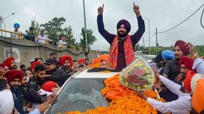 Newly appointed Punjab Pradesh Congress Committee President Navjot Singh Sidhu being welcomed by his supporters during his visit to Amritsar, Tuesday, July 20, 2021. (PTI) Newly appointed Punjab Pradesh Congress Committee President Navjot Singh Sidhu being welcomed by his supporters during his visit to Amritsar, Tuesday, July 20, 2021. (PTI)