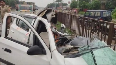 Police arrived after local people informed them about the accident, but it took several hours to evacuate those trapped inside the damaged car. (Picture courtesy: Live Hindustan) (File)