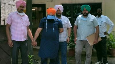 Accused Pritpal Singh in the custody of Mohali vigilance department after his arrest on Wednesday. (HT Photo)