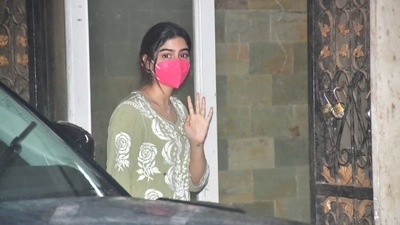 Khushi Kapoor waves to the photographers at her pilates class. Khushi Kapoor waves to the photographers at her pilates class.