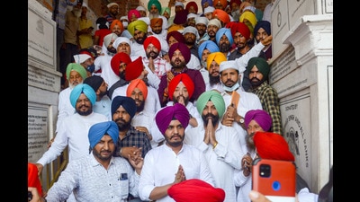 Newly appointed Punjab Pradesh Congress Committee president Navjot Singh Sidhu, along with party leaders, offers prayer at Golden Temple in Amritsar on Wednesday. (PTI) Newly appointed Punjab Pradesh Congress Committee president Navjot Singh Sidhu, along with party leaders, offers prayer at Golden Temple in Amritsar on Wednesday. (PTI)