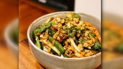 Thai chilli basil chicken stir fry: On a lazy Sunday afternoon, you can treat yourself with some Thai chilli basil chicken stir fry which can be enjoyed with a plate of steamed rice. (Instagram/@crumbs_and_corks) Thai chilli basil chicken stir fry: On a lazy Sunday afternoon, you can treat yourself with some Thai chilli basil chicken stir fry which can be enjoyed with a plate of steamed rice. (Instagram/@crumbs_and_corks)