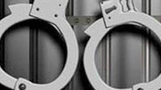 The accused attacked the constable and hit him with a pair of handcuffs.(HT Archives. Representative image) The accused attacked the constable and hit him with a pair of handcuffs.(HT Archives. Representative image)