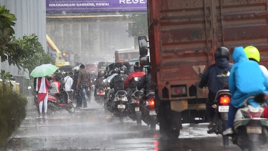 Vehicles drive amid heavy rain at Goregaon, in Mumbai, on Tuesday.(Vijay Bate/HT Photo)