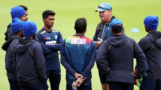 Sri Lanka head coach Mickey Arthur speaks to his players (file photo)(AP)