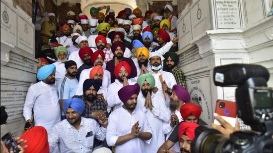 PPCC president Navjot Singh Sidhu with minister and Mla paying obeisance at Golden Temple in Amritsar on Wednesday. (HT Photo)