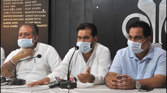 Chandigarh Congress president Subhash Chawla addressing the media at Chandigarh Press Club in Sector 27 on Wednesday. (Ravi Kumar/HT)