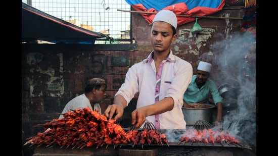 This Eid, relish delicious foods from eateries around Jama Masjid in Old Delhi, which are now being delivered at the doorstep. (Photo: Shivam Saxena/HT) This Eid, relish delicious foods from eateries around Jama Masjid in Old Delhi, which are now being delivered at the doorstep. (Photo: Shivam Saxena/HT)