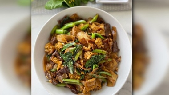Thai stir-fried noodles: Save your time and money by making a bowl of finger-licking Pad See Ew, the famous Thai stir-fried noodles at home. This is different from Pad Thai since this has a salty and sour flavour, unlike Pad Thai which has a sweet savoury flavour. (Instagram/@alohashoyuhi)