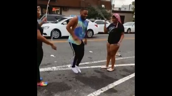 The image shows the man playing double Dutch.(Twitter/@itsjulianking)