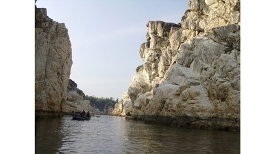 Bhedaghat-Lametaghat in Narmada Valley- Jabalpur (Madhya Pradesh): People head to Sanchi in Madhya Pradesh for the stupas, few even venture to Bhimbetka, so look at ancient rock art. Bhedaghat, a small town near Jabalpur, is famous for its 100-ft-tall marble cliffs that stretch along the Narmada for a majestic 8 km. The ethereal passageway glints with silver and, when the sun hits the rocks, sometimes a shower of colour. As the river rushes on past the gorge, it cascades down a wide rock cliff, forming the thundering Dhuandhar Falls, enveloped in a cloud of its own mist. India’s submission to Unesco states that “No such example exists where a river flows freely, splitting an enormous mountain of marble… Somewhere (the Narmada’s) flow is turbulent and in other places… calm.” (Sandyadav080, CC BY-SA 3.0, via Wikimedia Commons) Bhedaghat-Lametaghat in Narmada Valley- Jabalpur (Madhya Pradesh): People head to Sanchi in Madhya Pradesh for the stupas, few even venture to Bhimbetka, so look at ancient rock art. Bhedaghat, a small town near Jabalpur, is famous for its 100-ft-tall marble cliffs that stretch along the Narmada for a majestic 8 km. The ethereal passageway glints with silver and, when the sun hits the rocks, sometimes a shower of colour. As the river rushes on past the gorge, it cascades down a wide rock cliff, forming the thundering Dhuandhar Falls, enveloped in a cloud of its own mist. India’s submission to Unesco states that “No such example exists where a river flows freely, splitting an enormous mountain of marble… Somewhere (the Narmada’s) flow is turbulent and in other places… calm.” (Sandyadav080, CC BY-SA 3.0, via Wikimedia Commons)
