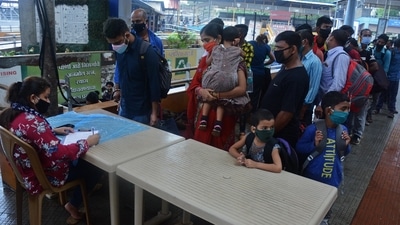 Travellers arriving from outstation trains queue up for the mandatory Rapid Antigen Test at Thane railway station, on July 19. The health ministry dashboard on July 21 showed India's daily Covid-19 toll as 3,998, which is a massive jump from 374 deaths reported on July 20. (Praful Gangurde / HT Photo) Travellers arriving from outstation trains queue up for the mandatory Rapid Antigen Test at Thane railway station, on July 19. The health ministry dashboard on July 21 showed India's daily Covid-19 toll as 3,998, which is a massive jump from 374 deaths reported on July 20. (Praful Gangurde / HT Photo)