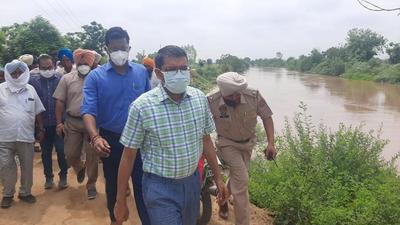 Sangrur DC inspecting the strengthening of the river bank in Moonak area on Thursday. (HT Photo)
