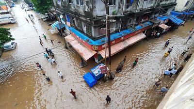 Heavy rains led to the Kamvari river overflowing, and flooding homes in the Nadi Naka area in Bhiwandi on Thursday. (Praful Gangurde/HT photo) Heavy rains led to the Kamvari river overflowing, and flooding homes in the Nadi Naka area in Bhiwandi on Thursday. (Praful Gangurde/HT photo)