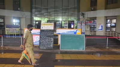 A man walks past a vaccination centre that was shut down due to non-availability of Covid-19 vaccines, at Shatabdi Hospital, Kandivali in Mumbai, on July 21. The rise in the number of daily cases on July 21 also owes to Maharashtra's 14th Covid data reconciliation. After the reconciliation, Maharashtra's positive case tally has increased by 2,479, while the toll has increased by 3,509, HT reported. (Vijay Bate / HT Photo) A man walks past a vaccination centre that was shut down due to non-availability of Covid-19 vaccines, at Shatabdi Hospital, Kandivali in Mumbai, on July 21. The rise in the number of daily cases on July 21 also owes to Maharashtra's 14th Covid data reconciliation. After the reconciliation, Maharashtra's positive case tally has increased by 2,479, while the toll has increased by 3,509, HT reported. (Vijay Bate / HT Photo)