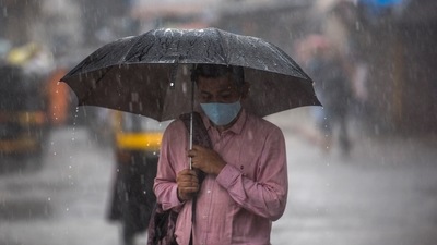 A man walks under an umbrella amid heavy rain showers at Bandra in Mumbai, on July 21. The rise in the number of cases and deaths on July 21 is however a backlog and not a 24-hour spurt. Maharashtra too has not seen any unnatural increase in infection or death in the last 24 hours. It is not known when the deaths that the state government reconciled on July 20 took place. (Pratik Chorge / HT Photo) A man walks under an umbrella amid heavy rain showers at Bandra in Mumbai, on July 21. The rise in the number of cases and deaths on July 21 is however a backlog and not a 24-hour spurt. Maharashtra too has not seen any unnatural increase in infection or death in the last 24 hours. It is not known when the deaths that the state government reconciled on July 20 took place. (Pratik Chorge / HT Photo)