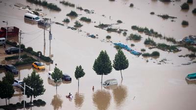 Stranded vehicles are seen on a flooded road following heavy rainfall in Zhengzhou, Henan province, China, on Thursday. (REUTERS) Stranded vehicles are seen on a flooded road following heavy rainfall in Zhengzhou, Henan province, China, on Thursday. (REUTERS)