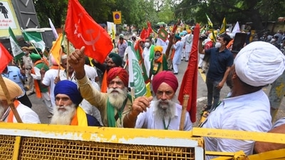 Farmers raise slogans against three agriculture legislature at Jantar Mantar. (HT Photo/ Raj K Raj)