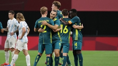 Australia's players celebrate their win after the Tokyo Olympic Games men's group C first round football against Argentina. (Getty Images)