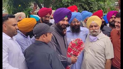 Punjab Congress president Navjot Singh Sidhu being welcomed by party’s senior leaders in Amritsar on Thursday. (Sameer Sehgal/HT)