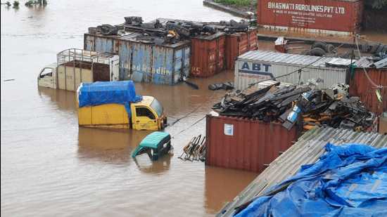 Heavy rains have flooded the Kamvari river in Nadi Naka area Bhiwandi and flooded homes. (Praful Gangurde/HT photo) Heavy rains have flooded the Kamvari river in Nadi Naka area Bhiwandi and flooded homes. (Praful Gangurde/HT photo)