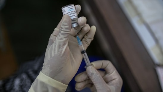 The Gujarat government had in July asked the people working in the businesses of hotels, malls, shops, salons and restaurants to receive their first dose of the Covid-19 vaccine before July 31.(Bloomberg)