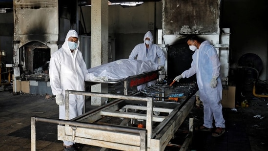 Volunteers from a trust prepare to cremate the body of a person who died from the coronavirus disease (Covid-19), at a crematorium in Gujarat. (File Photo / REUTERS) Volunteers from a trust prepare to cremate the body of a person who died from the coronavirus disease (Covid-19), at a crematorium in Gujarat. (File Photo / REUTERS)