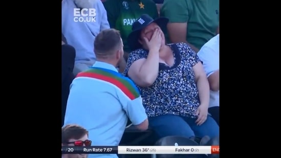 The image shows the man going down on one knee to propose to his girlfriend.(Twitter/@englandcricket)