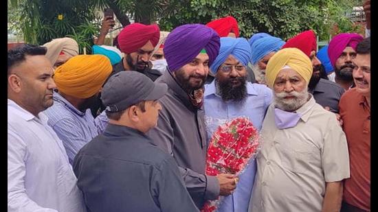 Punjab Congress president Navjot Singh Sidhu being welcomed by party’s senior leaders in Amritsar on Thursday. (Sameer Sehgal/HT)
