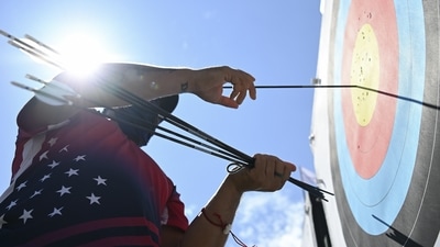 Tokyo 2020 Olympics - Archery - Men's Individual - Ranking Round - Yumenoshima Archery Field, Tokyo, Japan - July 23, 2021. Brady Ellison of the United States collects his arrows REUTERS/Clodagh Kilcoyne (REUTERS)