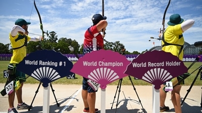 Tokyo 2020 Olympics - Archery - Men's Individual - Ranking Round - Yumenoshima Archery Field, Tokyo, Japan - July 23, 2021. Taylor Worth of Australia, Brady Ellison of the United States and Ryan Tyack of Australia in action REUTERS/Clodagh Kilcoyne (REUTERS)