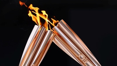 Tokyo 2020 Olympics - Arrival Ceremony for Tokyo 2020 Olympic Torch Relay - Shinjuku City, Tokyo, Japan - July 23, 2021 An Olmpic flame torch kisses another. REUTERS/Edgar Su TPX IMAGES OF THE DAY (REUTERS)