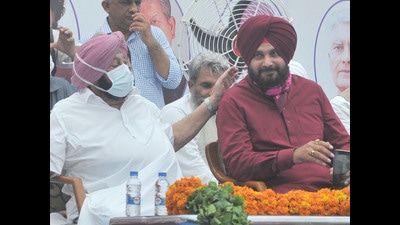 Newly appointed Punjab Pradesh Congress Committee president Navjot Singh Sidhu with chief minister Capt Amarinder Singh at installation ceremony at the Punjab Congress Bhawan in Sector 15, Chandigarh, on Friday. (Ravi Kumar/HT) Newly appointed Punjab Pradesh Congress Committee president Navjot Singh Sidhu with chief minister Capt Amarinder Singh at installation ceremony at the Punjab Congress Bhawan in Sector 15, Chandigarh, on Friday. (Ravi Kumar/HT)