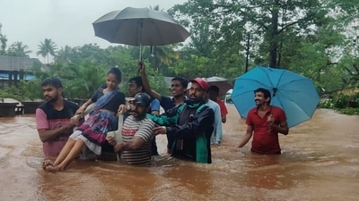 People being evacuated from a flooded area in Chiplun, Ratnagiri district on July 22. As many as 12 local relief teams, two from the Indian Navy, two from the coastguard, and three from the National Disaster Response Team (NDRF) have been deployed to the inundated areas. (HT Photo) People being evacuated from a flooded area in Chiplun, Ratnagiri district on July 22. As many as 12 local relief teams, two from the Indian Navy, two from the coastguard, and three from the National Disaster Response Team (NDRF) have been deployed to the inundated areas. (HT Photo)