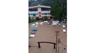 Vehicles sumberged in flood-hit Chiplun on July 22. The IMD has issued a red alert for six districts in Maharashtra which have been already pounded by heavy rains, forecasting "extremely heavy" rainfall and recommending preventive actions. The alert was issued for the next 24 hours for the districts of Raigad, Ratnagiri and Sindhudurg in coastal Konkan among others. (HT Photo) Vehicles sumberged in flood-hit Chiplun on July 22. The IMD has issued a red alert for six districts in Maharashtra which have been already pounded by heavy rains, forecasting "extremely heavy" rainfall and recommending preventive actions. The alert was issued for the next 24 hours for the districts of Raigad, Ratnagiri and Sindhudurg in coastal Konkan among others. (HT Photo)