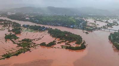 Indian Air Force team carrying out rescue work in flood-hit Chiplun in Ratnagiri district of Maharashtra. (PTI)