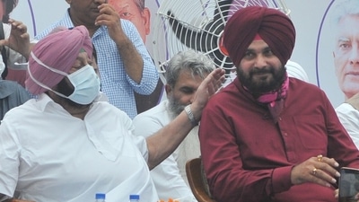 Navjot Singh Sidhu takes over as Punjab Congress president from Sunil Jakhar (right) with chief minister Capt Amarinder Singh by his side at the state Congress Bhawan in Chandigarh on Friday. (HT Photo)