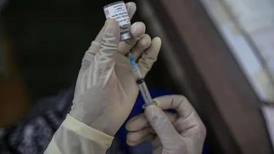A nurse prepares a dose of Covid-19 vaccine at a vaccination centre. (Bloomberg) A nurse prepares a dose of Covid-19 vaccine at a vaccination centre. (Bloomberg)