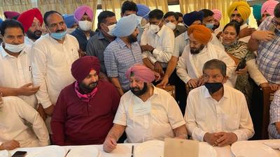 Chief minister Capt Amarinder Singh (centre) interacting with newly appointed Punjab Congress chief Navjot Singh Sidhu as AICC general secretary in-charge of the state’s affairs Harish Rawat looks on during a breakfast meeting in Chandigarh on Friday. (HT Photo)