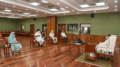 Vice-president and Panjab University vice-chancellor M Venkaiah Naidu with a delegation of Shiromani Akali Dal (SAD) MPs led by party president Sukhbir Singh Badal. (PTI)